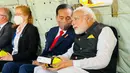 Presiden Joko Widodo atau Jokowi (kedua kanan) berbincang dengan Perdana Menteri India Narendra Modi dalam helikopter menuju lokasi KTT G7 di Munich, Jerman, 27 Juni 2022. Hari kedua kunjungan kerjanya di Munich, Jokowi akan menghadiri Konferensi Tingkat Tinggi (KTT) G7 ke-48 yang digelar di Schloss Elmau, Pegunungan Alpen Bavaria, Jerman. (Foto: Muchlis Jr - Biro Pers Sekretariat Presiden)