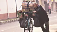 Kakek yang akrab disapa Mbah Tohari ini setiap harinya selalu membawa sepeda onthelnya untuk mengais rezeki di Kota Magelang.