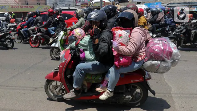 Pemudik Bermotor Lintasi Kawasan Cirebon