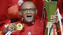 Pelatih Persija Jakarta, Sudirman, melakukan selebrasi usai menjuarai Piala Menpora 2021 di Stadion Manahan, Solo, Minggu (25/4/2021). Persija mengalahkan Persib dengan agregat 4-1. (Bola.com/M Iqbal Ichsan)