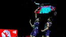 Pebulu tangkis ganda putra Indonesia, Sabar Karyaman Gutama/Moh Reza Pahlevi berusaha mengembalikan kok ke arah rekan senegaranya Raymond Indra/Nikolaus Joaquin dalam laga semifinal Indonesia Open 2026 di Istora Senayan, Jakarta, Sabtu (06/06/2026). (Bola.com/Bagaskara Lazuardi)