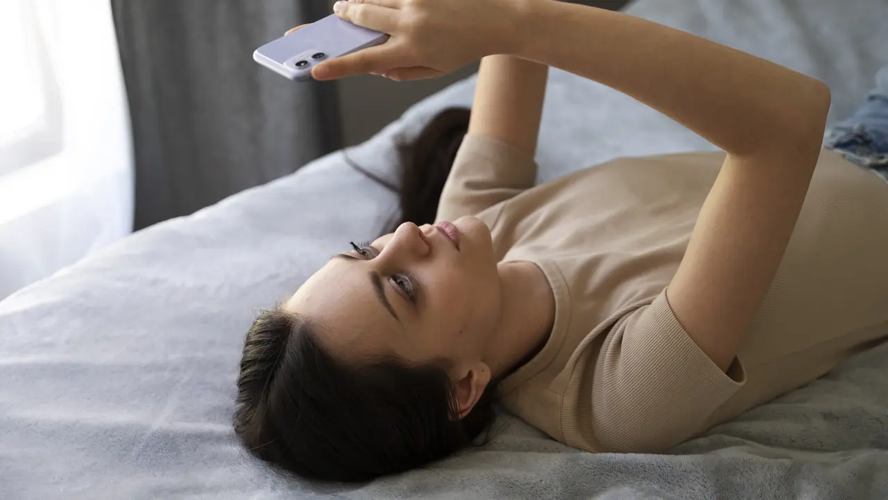 Ilustrasi Wanita Main Handphone di Pagi Hari