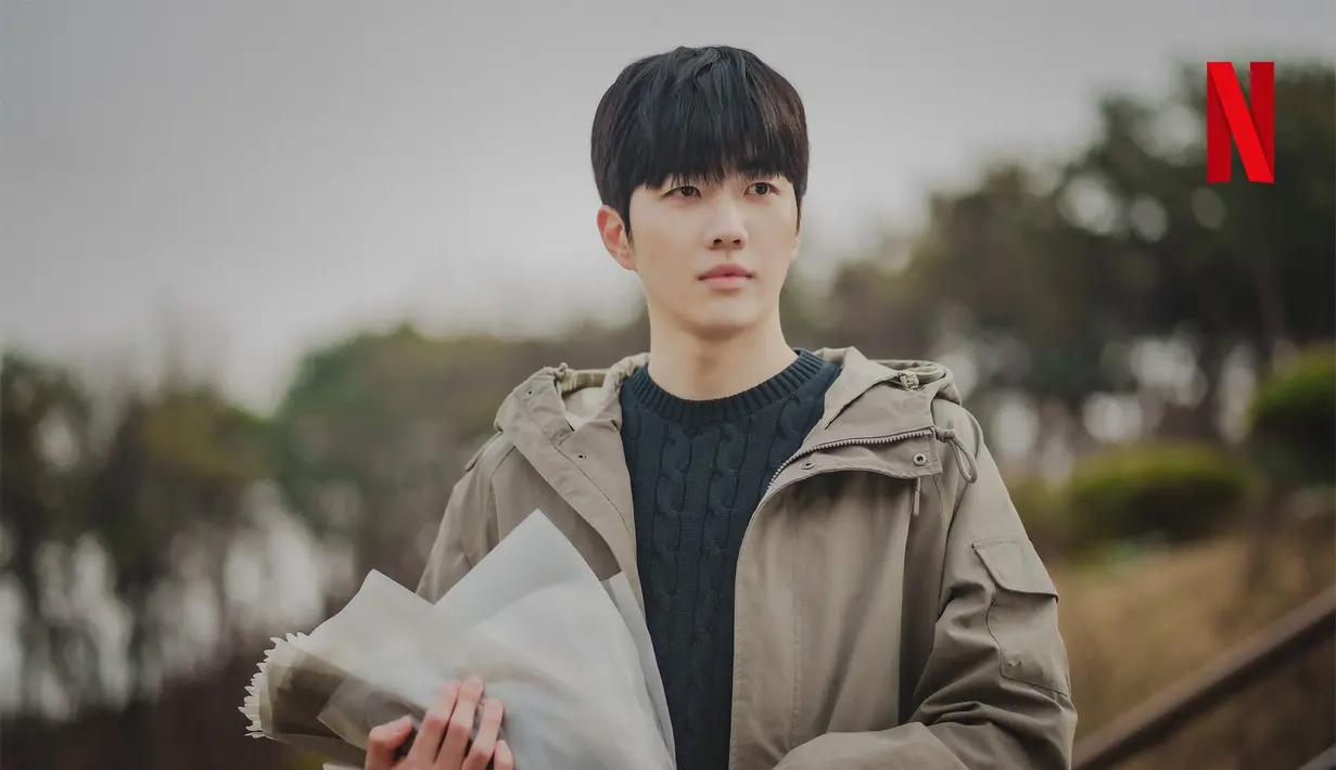 "Saya berakting sambil fokus pada perubahan emosional detail pada In Gyu, yang mungkin tampak lemah di luar tetapi merupakan karakter yang rasional, tenang, dan bijaksana," ucapnya. (Foto: Instagram/ netflixkr)