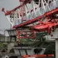 Sejumlah pekerja dan petugas keamanan berada di lokasi ambruknya crane pengerjaan proyek double-double track kereta api di Jatinegara, Jakarta, Minggu (4/2). Belum diketahui secara pasti apa penyebab crane tersebut ambruk. (Liputan6.com/Faizal Fanani)