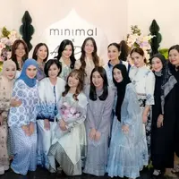 Aurel Hermansyah salah satu member geng cendol yang hadir di acara tersebut. Ia tampil serba coklat mengenakan kerudung polos dan dress bercorak dari koleksi Ayu Dewi dipadukan celana putih panjang. [@drfeninugraha.spgk]