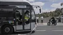 Aksi penembakan terjadi di sebuah halte bus di pinggiran Yerusalem pada Senin (8/9/2025). Insiden ini menewaskan lima orang dan melukai tujuh lainnya. (AP Photo/Mahmoud Illean)