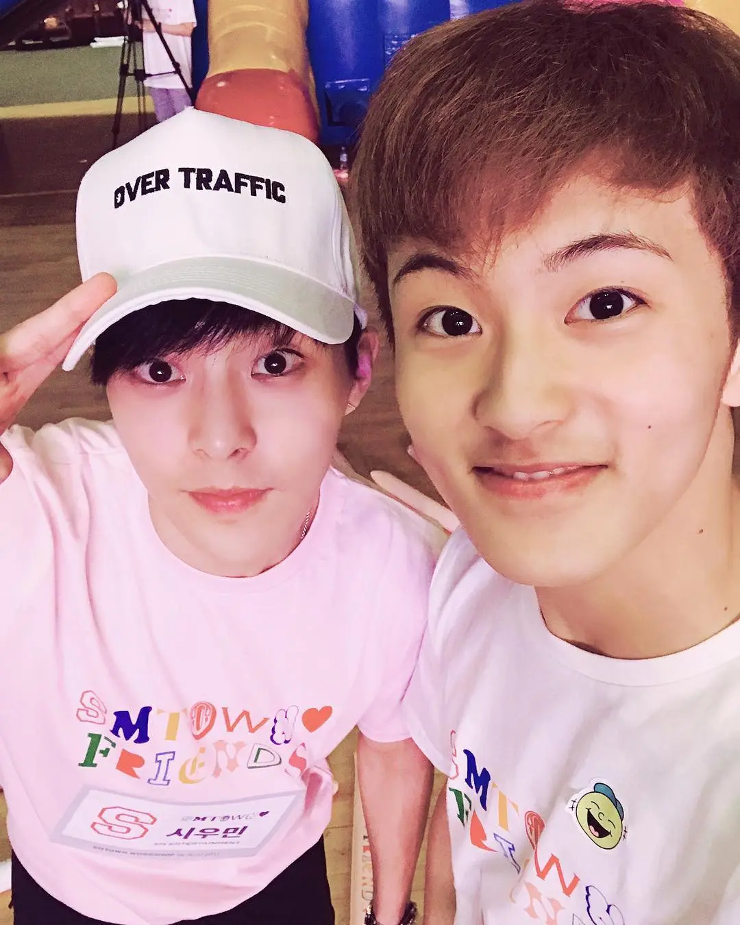 Xiumin EXO dan Mark NCT di Jeju (Foto : Instagram)