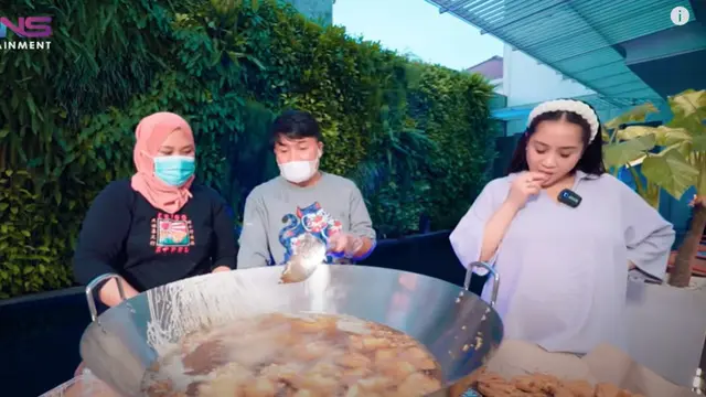 Aksi Nagita Slavina Menggoreng Pisang