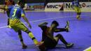 Perebutan bola antara pemain IPC Pelindo dan pemain WPK MBU Makassar dalam laga Seri III Grup B Wilayah Timur Pro Futsal League 2016 di GOR 17 Desember, Mataram, NTB, Sabtu (12/3/2016). IPC Pelindo menang 6-1 atas WPK MBU. (Bola.com/Arief Bagus)