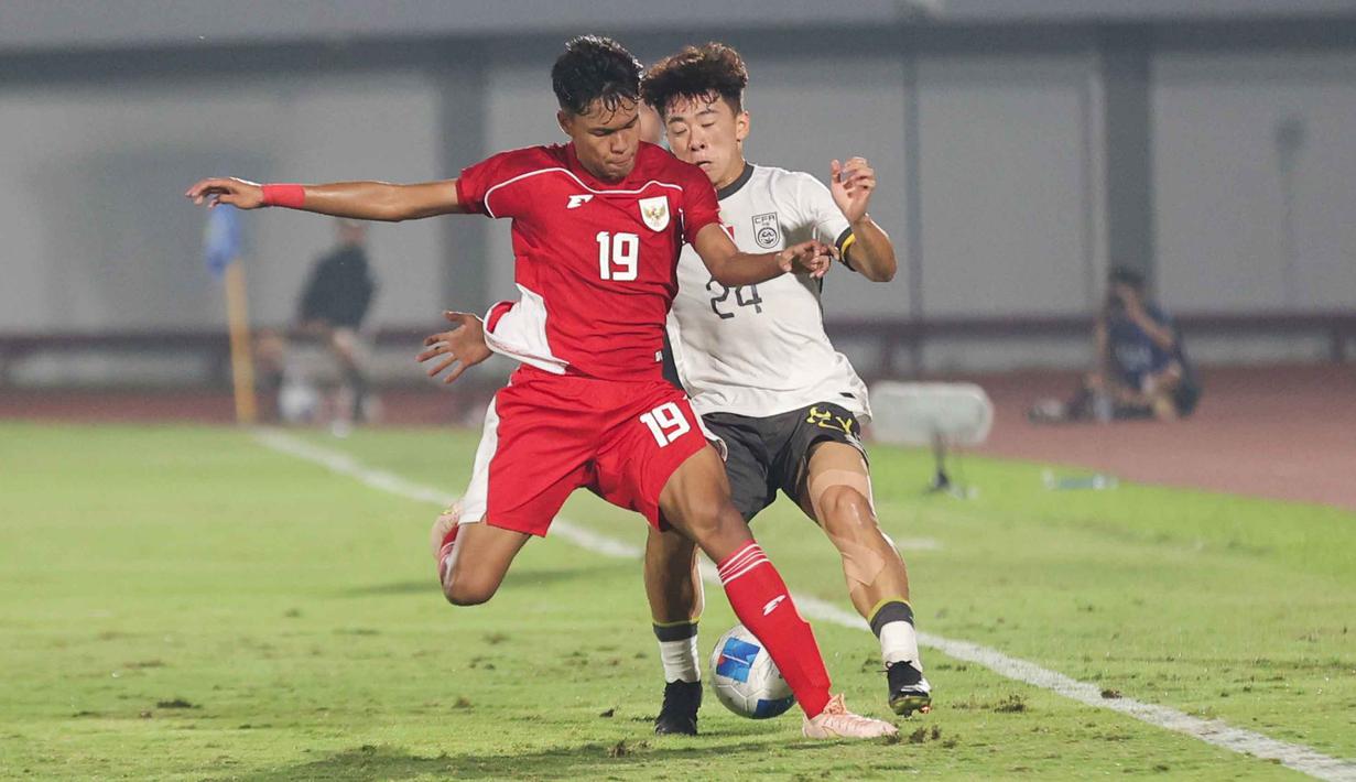 Hasil ini menjadi peningkatan signifikan jika mengacu partai uji coba pertama. Tampak dalam foto, pemain Timnas Indonesia U-17, Sean Rahman Kastor (kiri) berebut bola dengan Kuang Zhaolei (China) dalam laga uji coba di Indomilk Arena, Tangerang, Banten, Rabu (11/2/2026) malam. (Bola.com/Abdul Aziz)