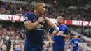 Bek kanan Ekuador, Antonio Valencia yang telah pensiun pada Mei 2021 bersama Queretaro FC menjadi pesepak bola Amerika Selatan dengan jumlah penampilan terbanyak di Premier League. Tercatat ia total bermain dalam 325 laga di Premier League dengan torehan 23 gol dan 56 assist. Capaian tersebut dilakukannya hanya bersama dua klub, Wigan Athletic dan Manchester United mulai 2006/2007 hingga 2018/2019. (AFP/Lindsey Parnaby)