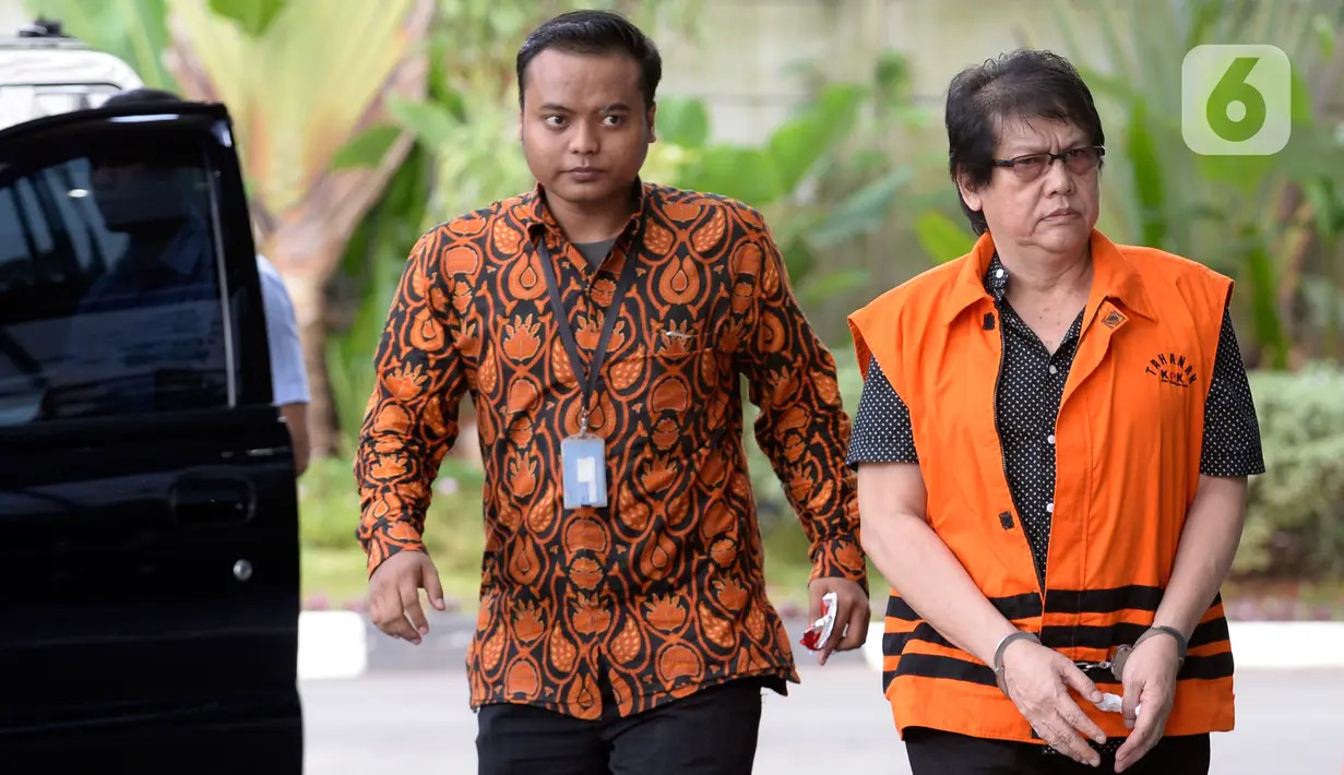 Mantan Kepala Dinas Pengelolaan Keuangan dan Aset Daerah Kota Bandung Herry Nurhayat (kanan) tiba di Gedung KPK, Jakarta, Rabu (12/2/2020). Herry akan diperiksa sebagai tersangka kasus dugaan korupsi pengadaan tanah untuk RTH di lingkungan Pemkot Bandung tahun 2012-2013. (merdeka.com/Dwi Narwoko)