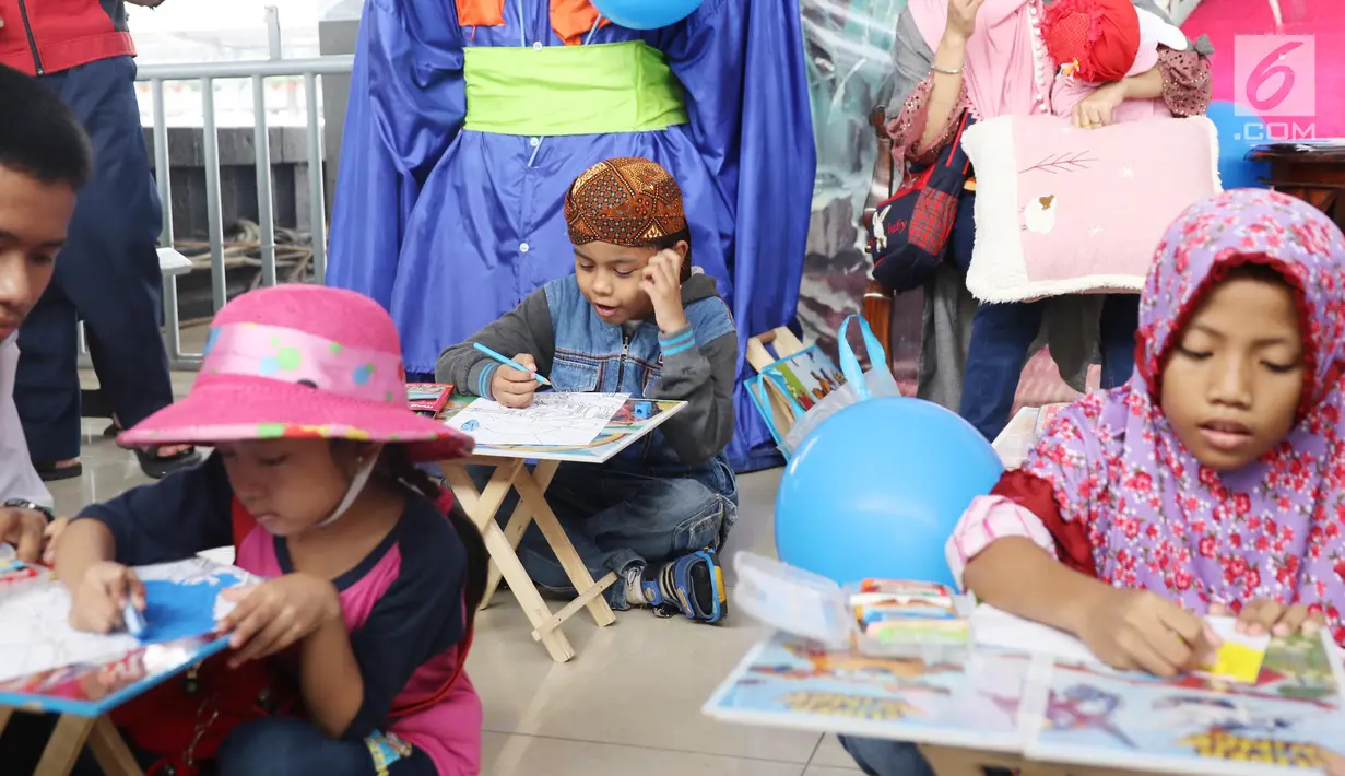 Sejumlah anak memanfaatkan fasilitas "Arena Lingkungan Ramah Anak" sambil menunggu waktu keberangkatan kereta api di Stasiun Pasar Senen, Jakarta, Kamis (22/6). (Liputan6.com/Angga Yuniar)