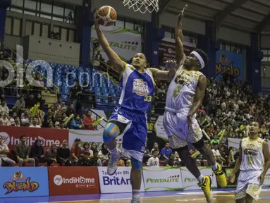 Pebasket Satria Muda, Arki Dikania, berusaha memasukan bola saat melawan Bima Perkasa pada laga IBL Regular Season 2017 di C-tra Arena Bandung, Jawa Barat, Minggu (26/2/2017). Satria Muda menang 83-44 atas Bima Perkasa. (Bola.com/Vitalis Yogi Trisna)