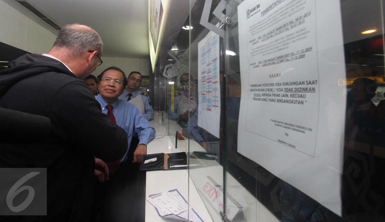 Menko Kemaritiman Rizal Ramli memantau implementasi kebijakan bebas visa bagi 169 negara, di Bandara Soekarno Hatta, Banten, Senin (25/4). Menko Rizal mendapati turis asing masih membayar untuk bisa mendapatkan visa kedatangan. (Liputan6.com/Helmi Afandi)