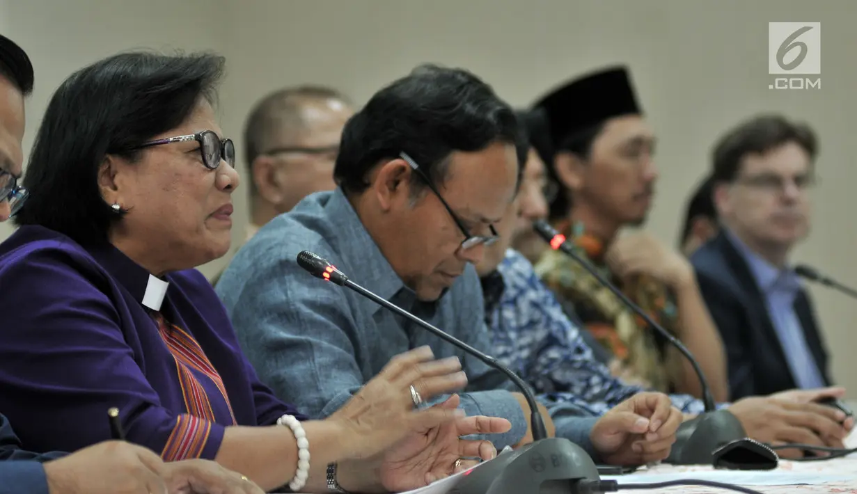 Ketua Umum PGI Henriette Tabita Hutabarat (kiri) menyatakan sikap atas aksi penembakan masjid di Selandia Baru di Jakarta, Rabu (20/3). Para tokoh menyatakan kesedihan mendalam kepada para korban penembakan. (Liputan6.com/Iqbal Nugroho)