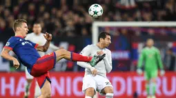 Gelandang CSKA Moscow, Sweden Pontus, berebut bola dengan gelandang Manchester United, Henrikh Mkhitaryan, pada laga Liga Champions di Stadion VEB Arena, Moskow, Rabu (27/9/2017). CSKA kalah 1-4 dari MU. (AFP/Kirill Kudryavtsev)