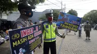 Polisi dan petugas Dishub menyosialisasikan protokol kesehata COVID-19 kepada warga saat Operasi Yustisi di BSD, Tangerang Selatan, Banten, Rabu (16/9/2020). Tangerang Selatan sebagai kota penyangga Ibu Kota ikut melakukan pengetatan PSBB karena peningkatan kasus Covid-19. (merdeka.com/Dwi Narwoko)