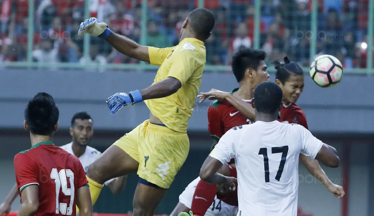 Bek timnas Indonesia, Achmad Jufriyanto, menyundul bola saat pertandingan melawan Fiji pada laga persahabatan di Stadion Patriot, Bekasi, Sabtu, (2/9/2017). Skor berakhir imbang 0-0. (Bola.com/M Iqbal Ichsan)
