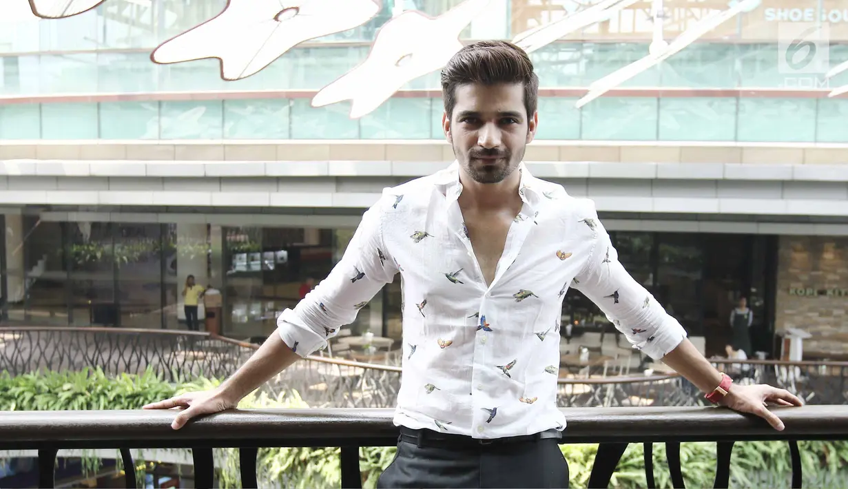 Aktor India, Vishal Singh berpose seusai menghadiri peluncuran Jedar Koofee di Kemang, Jakarta, Sabtu (29/7). Vishal Singh sedang ramai dibicarakan karena diketahui tengah menjalin kedekatan dengan aktris Jessica Iskandar. (Liputan6.com/Herman Zakharia)