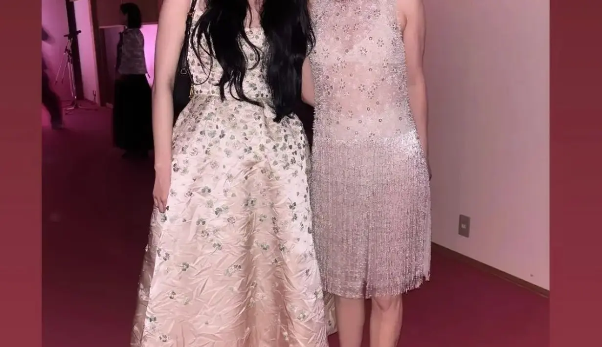 Di event tersebut, Jisoo BLACKPINK berfoto dengan Natalie Portman yang kenakan gaun semi transparan [@sooyaaa__]