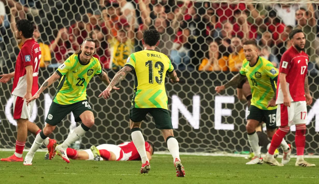 Pemain Australia, Jackson Irvine, melakukan selebrasi setelah mencetak gol ke gawang Timnas Indonesia dalam matchday ketujuh Grup C di Sydney Football Stadium, Sydney, pada Kamis (20/3/2025) sore WIB. (AP Photo/Mark Baker)
