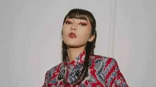 Inspirasi Baju Batik Kombinasi untuk Pesta Pernikahan ala Artis, dari Yura Yunita hingga Nadine Chandrawinata. (instagram/wilsenwillimofficial)