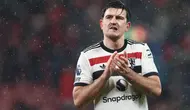 Pemain Manchester United, Harry Maguire memberikan tepuk tangan setelah timnya berhasil menahan imbang Liverpool pada laga lanjutan Liga Inggris 2024/2025 di Stadion Anfiled, Liverpool, Inggris, Minggu (05/01/2024). (AFP/Darren Staples)