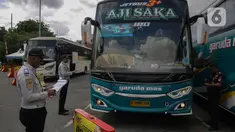 Petugas melakukan ramp check pada bus di Terminal Kalideres, Jakarta, Rabu (18/12/2024). (Liputan6.com/Angga Yuniar)