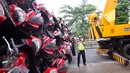Sebuah crane didatangkan untuk membantu truk yang terguling di Ruas Tol  KM 10 Kota Semarang, Jawa Tengah, Senin (6/3). (Liputan6.com/Gholib)