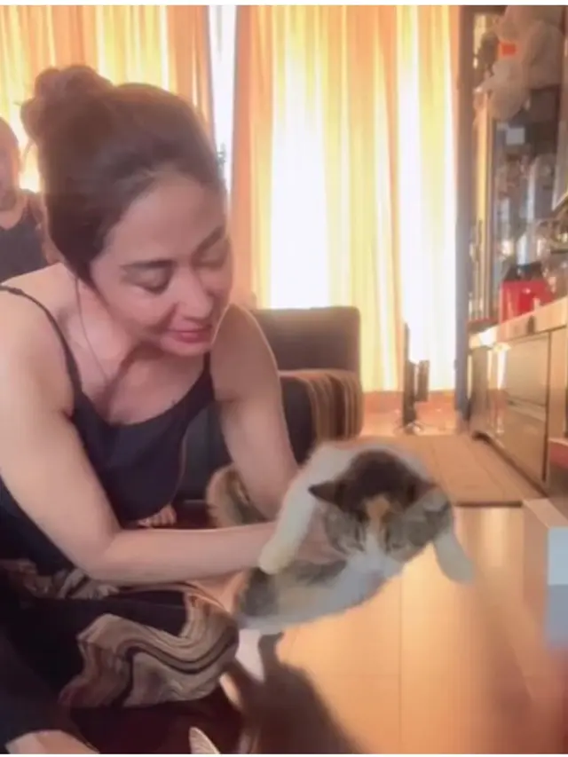 6 Potret Dewi Perssik Jaga Kucing Eko Patrio yang Selamat Pasca Penjarahan Rumah