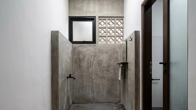 Tempat Wudhu Industrial dengan Dinding Tiga Sisi