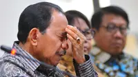 Komisaris Utama Pertamina, Tanri Abeng bereaksi ketika menggelar keterangan pers di di Kementerian BUMN, Jakarta, Jumat (3/2). Pertamina memutuskan untuk merubah nomenkelatur AD-ART dengan menghapus jabatan wakil direktur utama (Liputan6.com/Angga Yuniar)