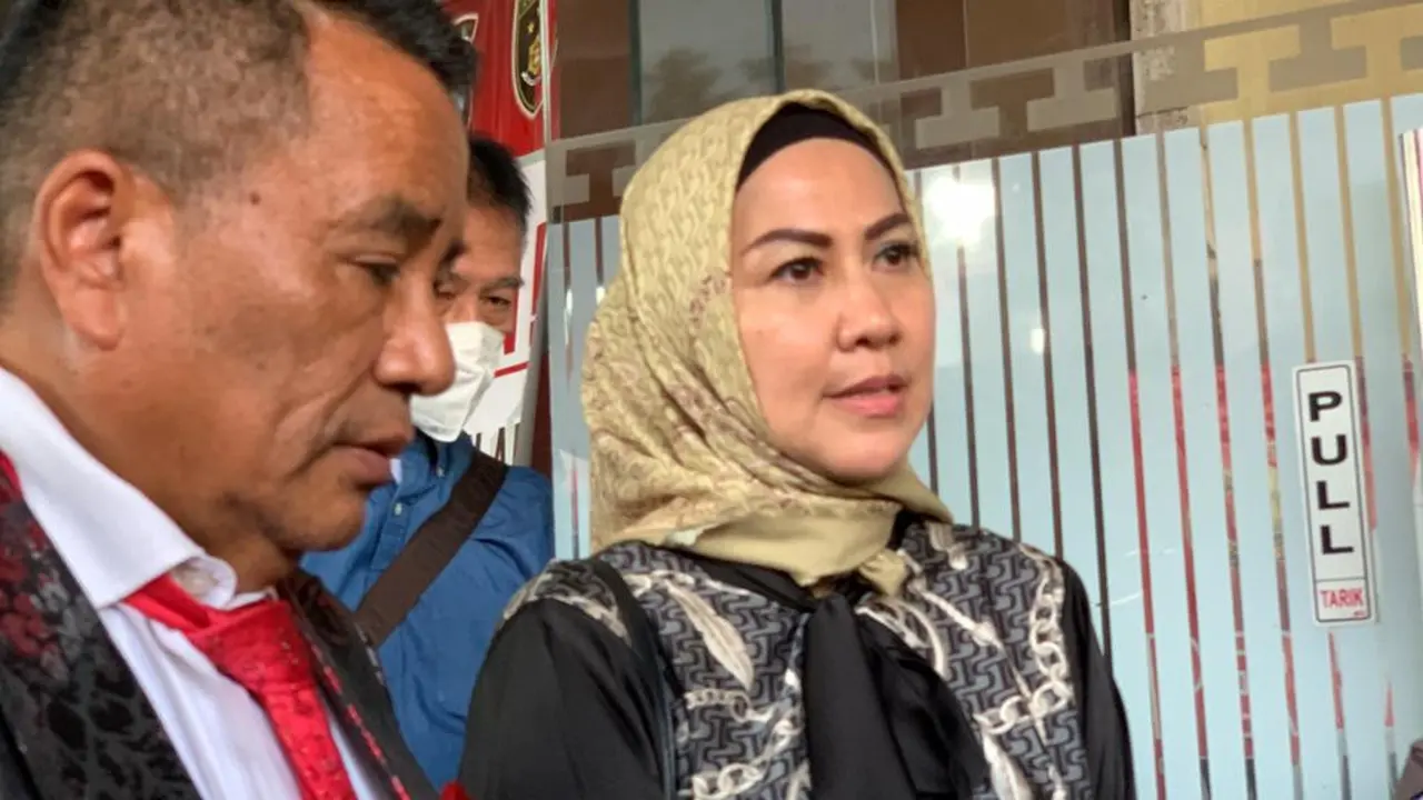 Venna Melinda saat di Polda Jatim. (Dian Kurniawan/Liputan6.com)