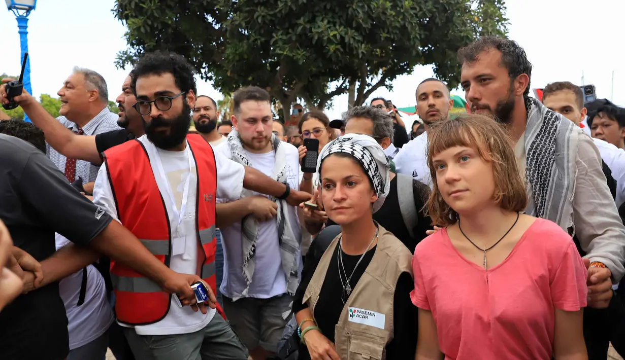 Diketahui, pada pekan lalu, sebanyak 20 kapal yang membawa sekitar 300 aktivis dari puluhan negara, termasuk aktivis iklim Swedia Greta Thunberg telah berangkat dari Barcelona, Spanyol menuju Gaza. (AP Photo/Anis Mili)