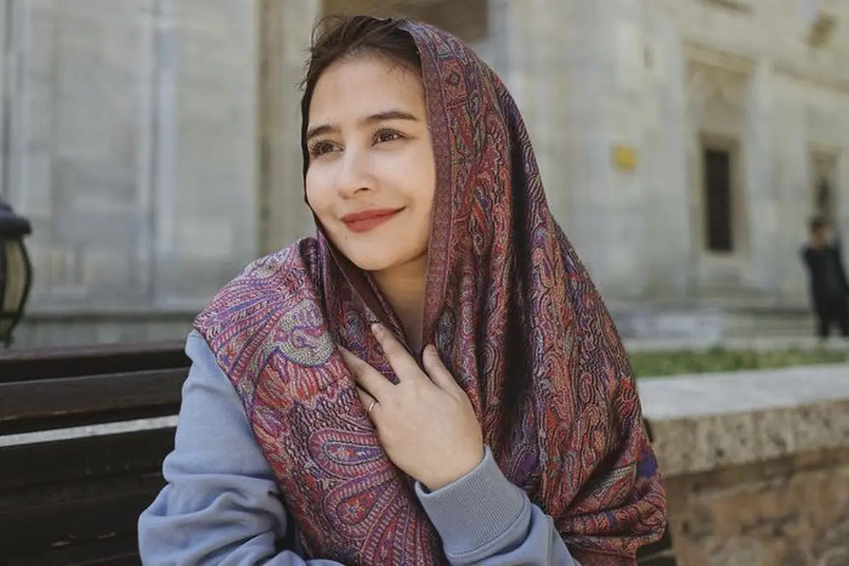 Prilly Latuconsina Kenakan Pashimana saat Berada di Turki