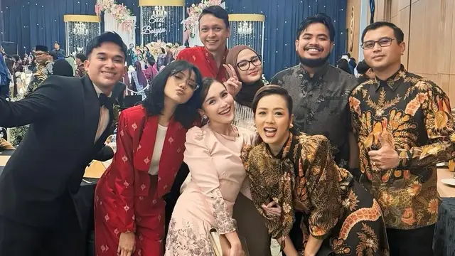 Ayu Ting Ting saat Hadir di Resepsi Pernikahan Boiyen dengan baju kurung pink. [@ayutingting92]