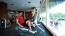 Pemain Indonesia U-20, Muhammad Ferarri dan Ronaldo Kwateh, melakukan latihan di Gym Hotel Sultan, Jakarta, Jumat (24/2/2023). Hujan deras beserta angin yang mengguyur Jakarta pagi ini menjadi penyebabnya. (Bola.com/M Iqbal Ichsan)