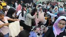 Suasana konsumen saat berbelanja di pedagang kaki lima kawasan luar Pasar Senen, Jakarta, Minggu (1/12/2019). Pedagang kaki lima di luar kawasan pasar senen menolak relokasi di pasar kenari, rencananya akan dipindahkan pada 1 Desember 2019 ini. (Liputan6.com/Herman Zakharia)