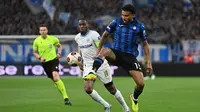 Gelandang Atalanta #13 Ederson Jose Dos Santos Lourenco da Silva (kanan) mengontrol bola di depan gelandang Marseille #19 Geoffrey Kondogbia (tengah) pada duel leg pertama semifinal Liga Europa 2023/2024 di Stade Velodrome, Jumat (3/5/2024) dini hari WIB. (Sylvain THOMAS / AFP)