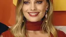 Aktris Margot Robbie tersenyum saat menghadiri premier film Once Upon a Time In Hollywood di sebuah bioskop di London, Inggris (30/7/2019). Margot Robbie tampil seksi menggenakan gaun oranye tipis Oscar de la Renta untuk menyesuaikan musim panas di eropa. (AP Photo/Joel C Ryan)