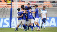 Selebrasi pemain Timnas Uzbekistan U-17 setelah Lazizbek Mirzaev&nbsp;mencetak gol saat melawan Timnas Inggris U-17 dalam pertandingan babak 16 besar Piala Dunia U-17 2023 yang berlangsung di Jakarta International Stadium, Jakarta, Rabu (22/11/2023). (Bola.com/Bagaskara Lazuardi)