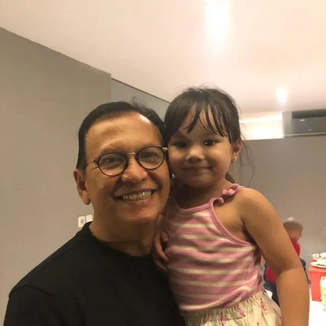 6 Potret Kebersamaan Roy Marten dan Gempi, Jadi Kakek Idaman