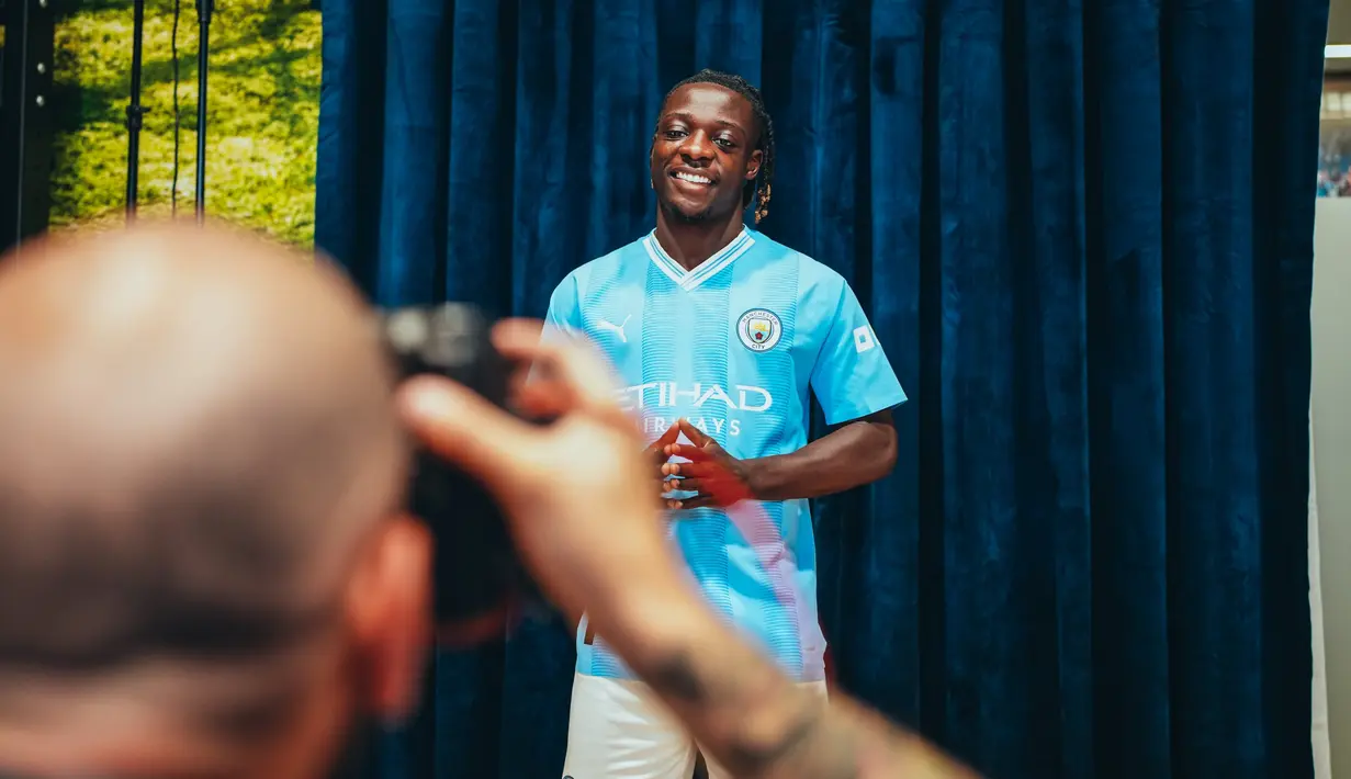 Alasan utama Man City mendatangkan Doku adalah untuk menambal lubang yang ada di dalam skuad, terutama saat Riyad Mahrez hengkang. (FOTO: twitter.com/ManCity