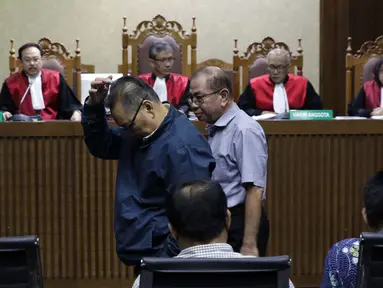 Terdakwa yang juga anggota nonaktif DPRD Kalteng, Punding LH Bangkan (kiri), Borak Milton (kedua kiri), Edy Rosada (duduk) dan Arisavanah (duduk, kanan) saat sidang putusan dugaan suap terkait pencemaran limbah sawit di Pengadilan Tipikor, Jakarta, Rabu (3/7/2019). (Liputan6.com/Helmi Fithriansyah)
