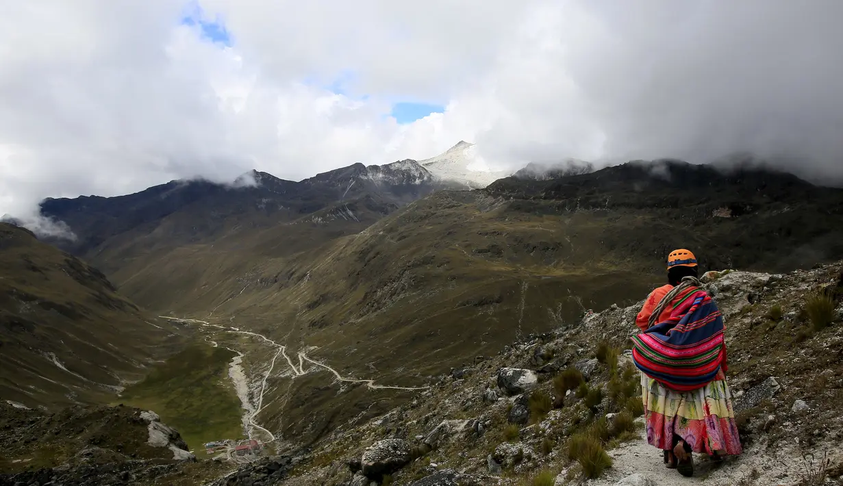 Seorang perempuan suku Aymara berjalan di Huayna Potosi, Bolivia (6/4). Sebanyak 12 perempuan Suku Aymara rata-rata berusia 42-50 tahun ini berhasil menaklukkan puncak Gunung Huayna Potosi dan Illimani. (REUTERS/David Mercado)