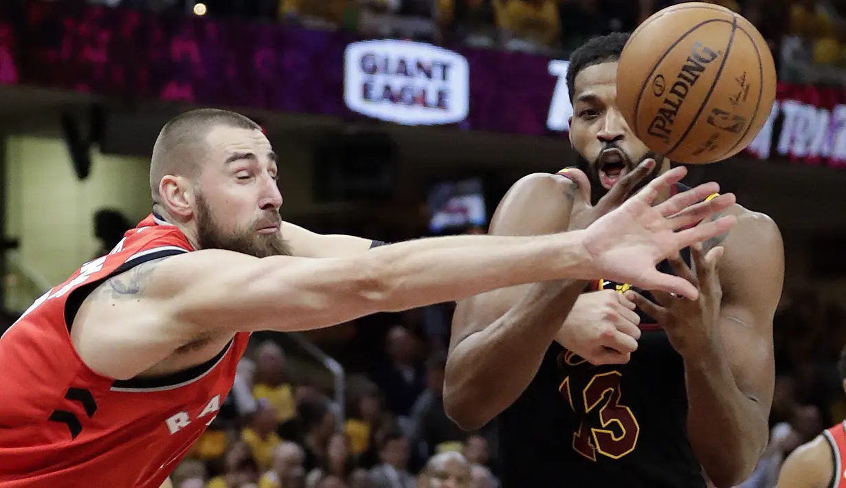 Pemain Cleveland Cavaliers, Tristan Thompson (kanan) dan pemain Toronto Raptors, Jonas Valanciunas berebut bola pada gim keempat semifinal Wilayah Timur NBA playoff di Quicken Loans Arena, Cleveland, (7/5/2018). (AP/Tony Dejak)