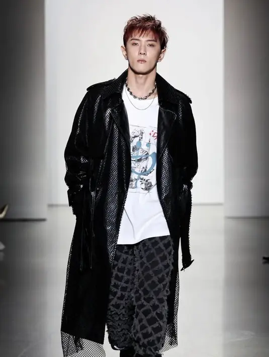 Personil Ikon, DK pun melakukan debutnya menjadi model di NYFW dengan memamerkan koleksi spring/summer dari ULKIN, ia mengenakan pakaian dari desainer Lee Sungdo. Credit: ULKIN
