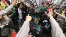 Sejumlah mahasiswa dari BEM Se-Jabodetabek terjatuh saat menggelar aksi unjuk rasa di depan Istana Negara, Kamis (12/1). Dalam aksinya mereka menuntut Presiden Jokowi-JK untuk membuat kebijakan yang pro terhadap rakyat. (Liputan6.com/Faizal Fanani)