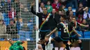 Bek Rayo Vallecano, Antonio Amaya (tengah) melakukan selebrasi usai mencetak gol kegawang Real Madrid pada lanjutan liga Spanyol di Santiago Bernabeu (20/12). Real Madrid menang telak atas Rayo Vallecano dengan skor 10-2. (AFP/curto DE LA TORRE)